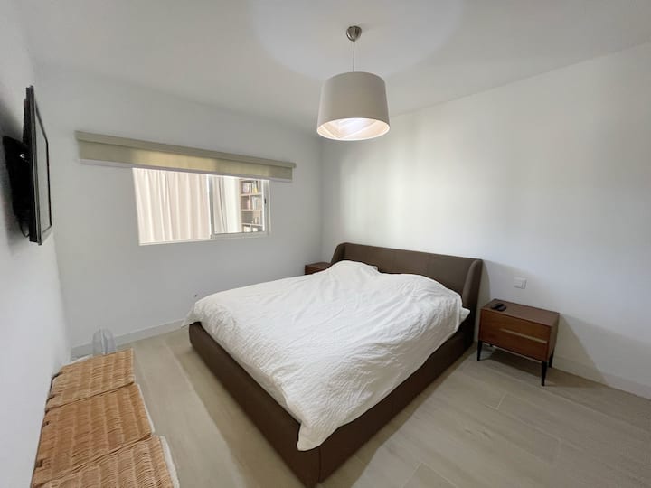 Chumba cha kulala cha kiwango cha juu na bafu la kujitegemea
chumba kikuu cha kulala na bafu ya kibinafsi