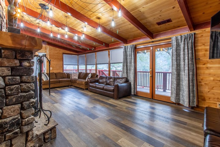 Perfect For Family Gatherings: Lakeside Beauty - Bass Lake, CA