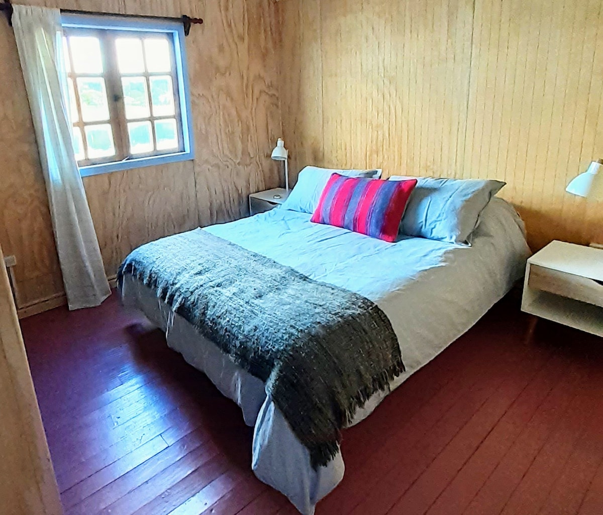 Dormitorio principal, luminoso y cálido. Descansa escuchando el mar.