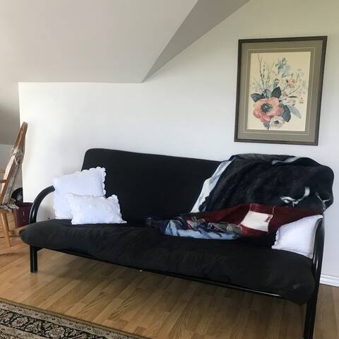 Charming three bedroom cottage with ocean view. gallery image 5