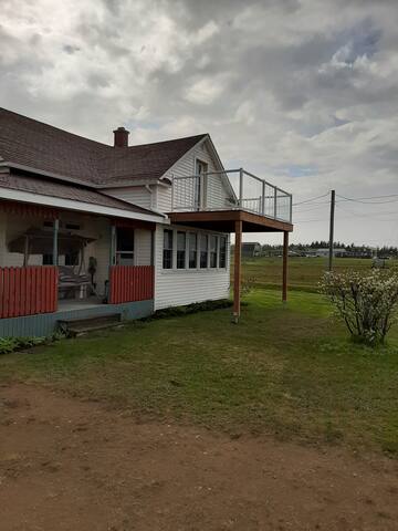 Charming three bedroom cottage with ocean view. gallery image 3