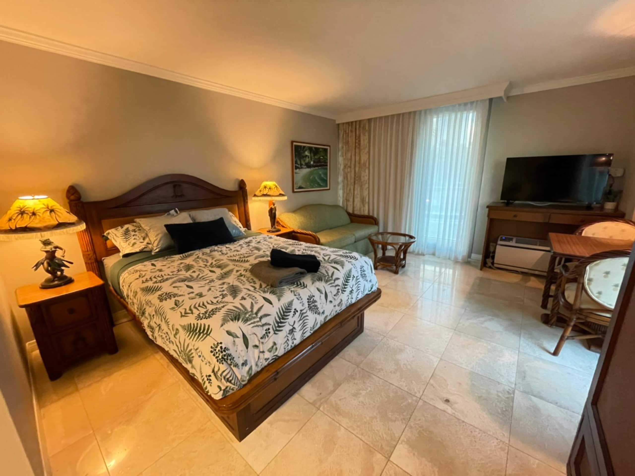 Condo in Honolulu · ★4.7 · Studio · 2 beds · 1 private bath - Image 18