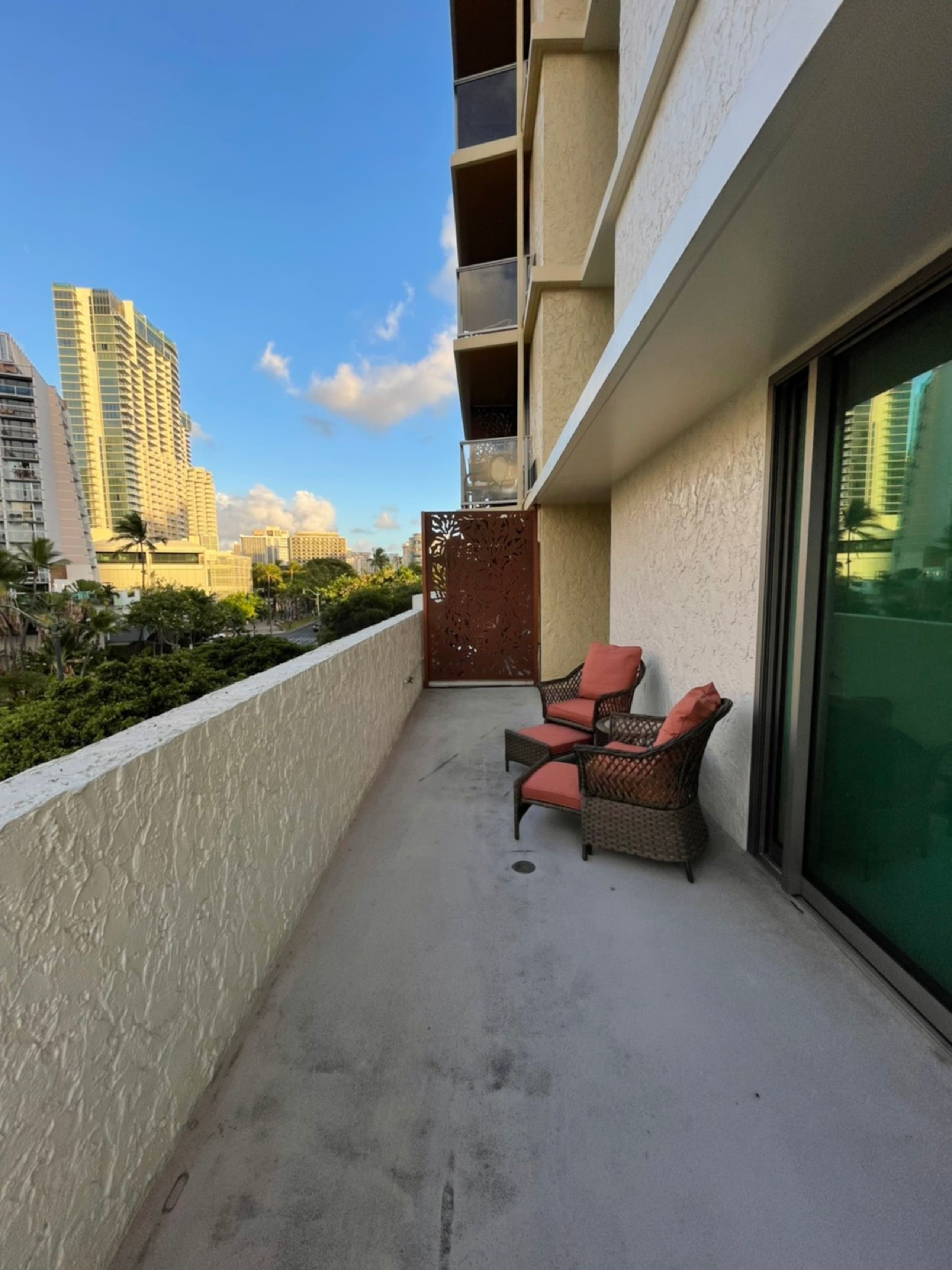 Condo in Honolulu · ★4.7 · Studio · 2 beds · 1 private bath - Image 11