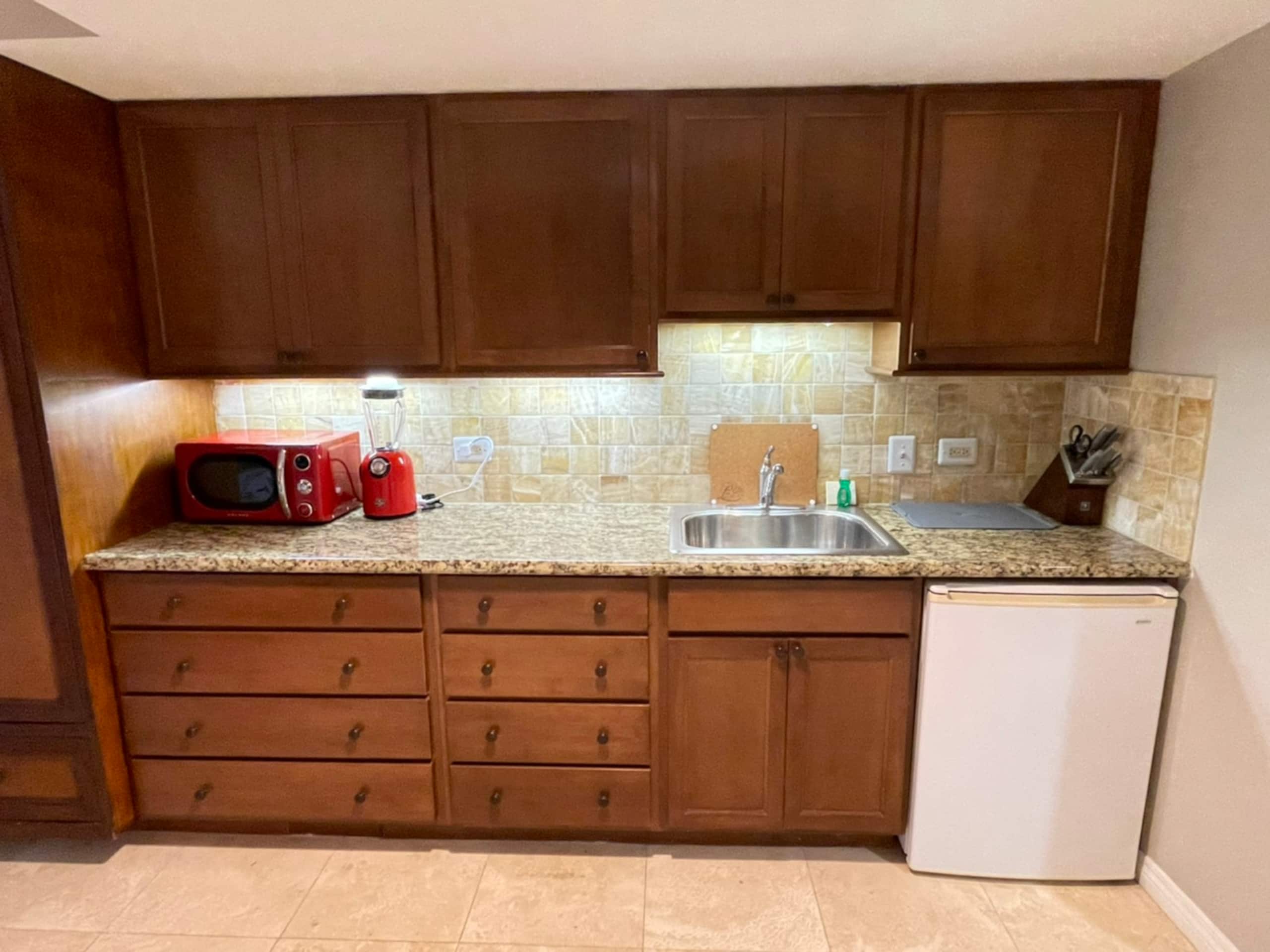 Condo in Honolulu · ★4.7 · Studio · 2 beds · 1 private bath - Image 2