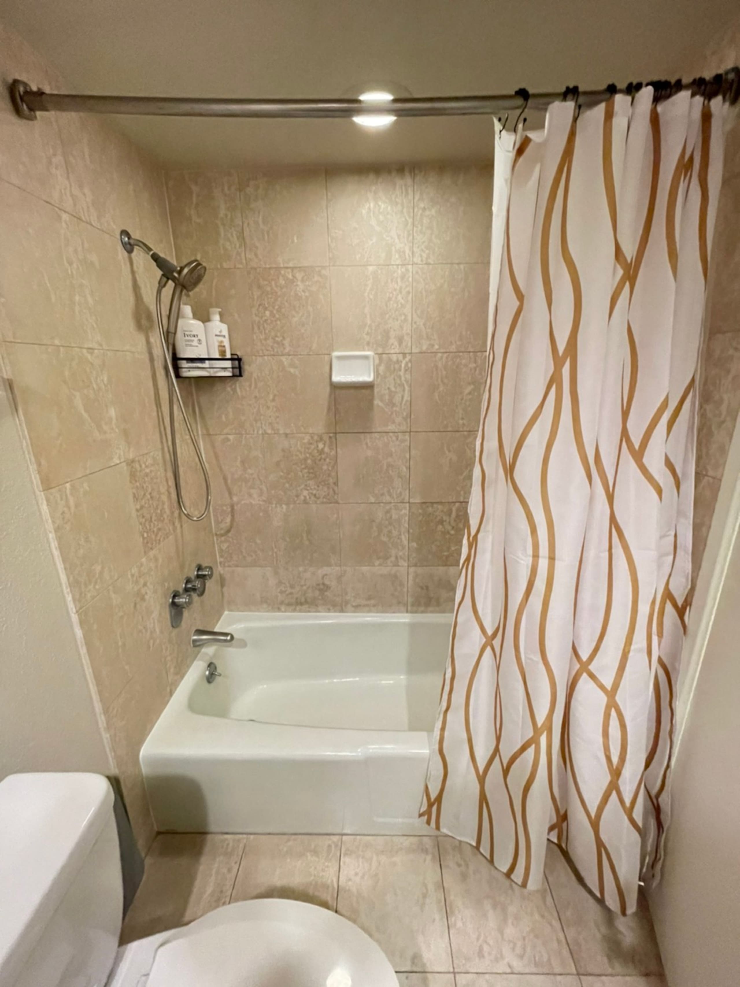 Condo in Honolulu · ★4.7 · Studio · 2 beds · 1 private bath - Image 9