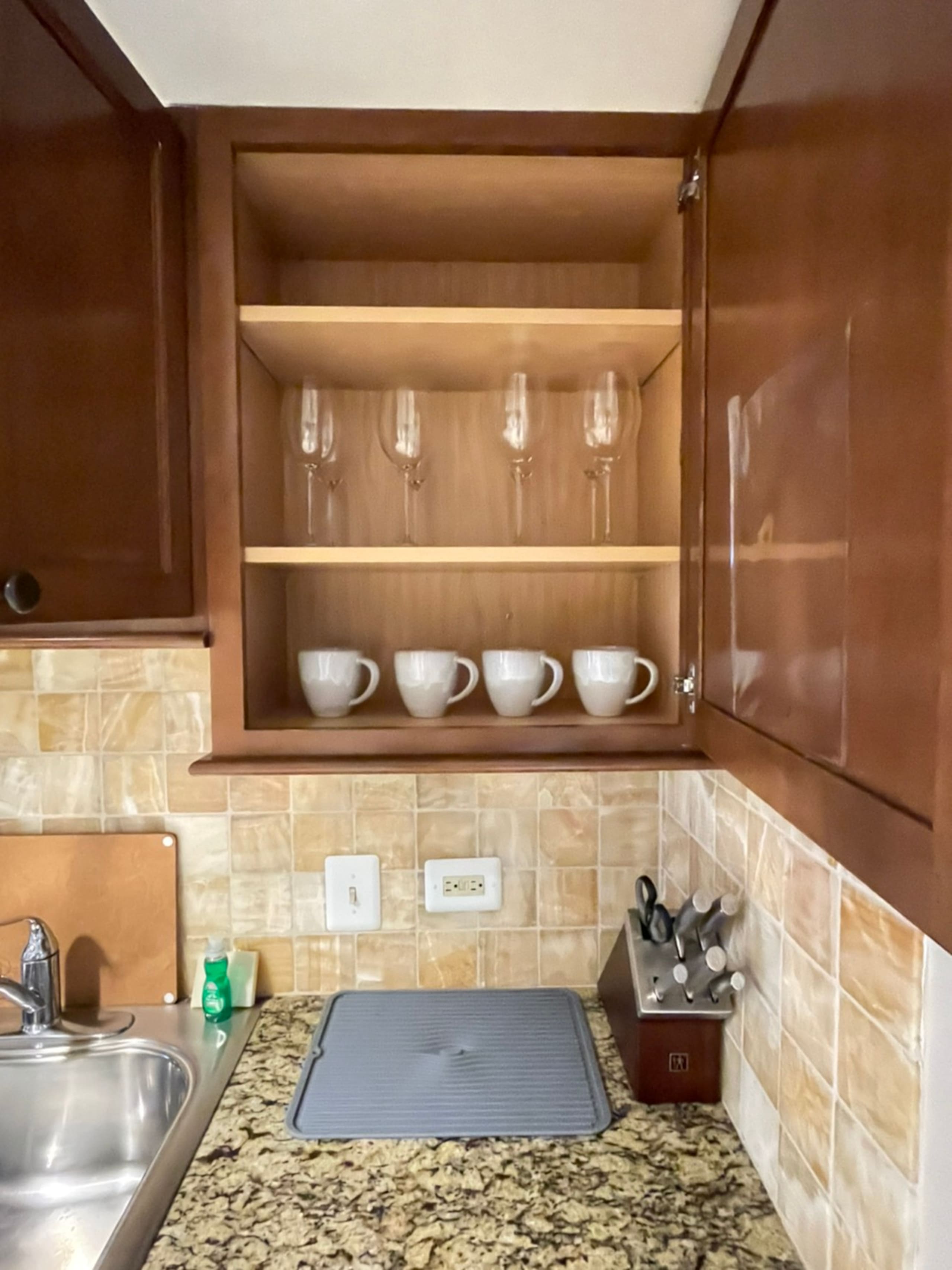 Condo in Honolulu · ★4.7 · Studio · 2 beds · 1 private bath - Image 5