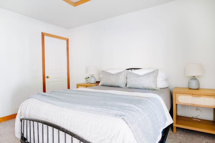 Queen საძინებელი, რომელიც იზიარებს Jack 'N Jill აბაზანა ერთი სხვა საძინებელი. 