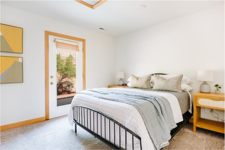 Დედოფლის საძინებელი, რომელიც იზიარებს Jack 'n Jill სააბაზანოს სხვა საძინებელთან ერთად. 