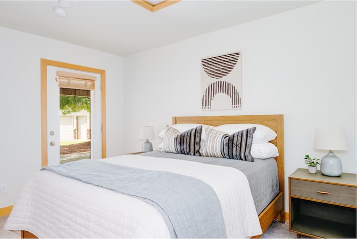 Დედოფლის საძინებელი, რომელიც დაკავშირებულია დარბაზთან და სააბაზანოსთან. 