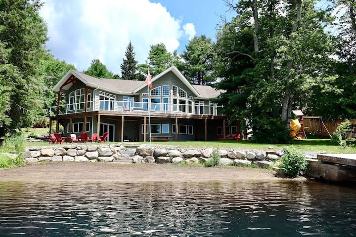 5 Bedroom Lakefront Cottage with Private Beach