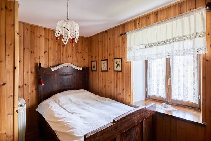Larice - room with a double bed