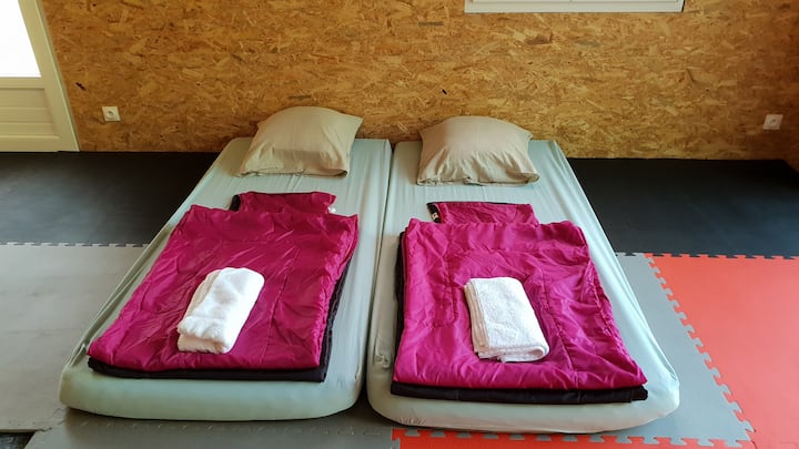Matelas préparés pour l'arrivée des voyageurs :) Draps / taie et duvets pour dormir au chaud
Serviette de toilette