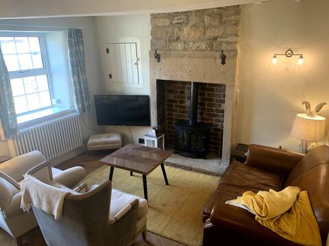 Popular Airbnb listing: Cosy country cottage - Forget Me Not Cottage in Amber Valley