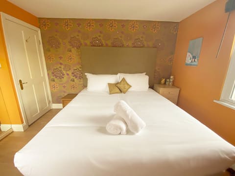 Private access 1 bedroom en-suite b/room & parking