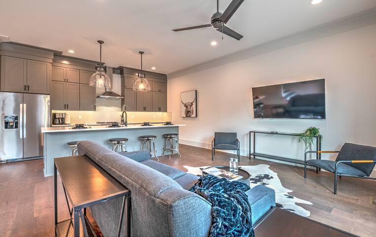 8 min to DT★New★E.Nash Home. 4bd/4ba 15min to BNA gallery image 2