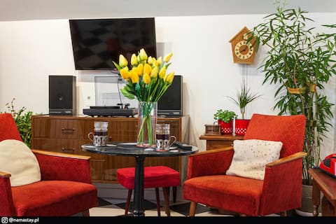 Top Airbnb: Retro Time Machine: Sanctuary for Nostalgic Souls in Białołęka