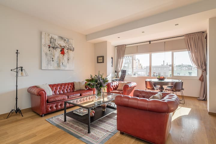Spacious, Elegant Central Barcelona Apt