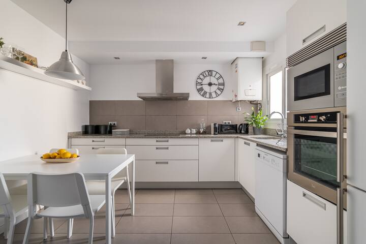 Spacious, Elegant Central Barcelona Apt gallery image 4