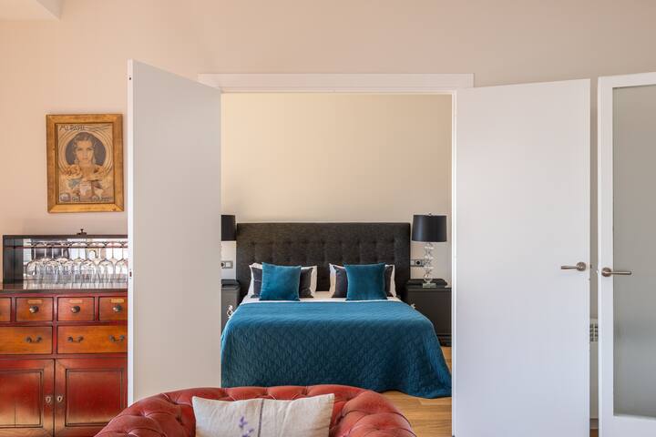 Spacious, Elegant Central Barcelona Apt gallery image 2