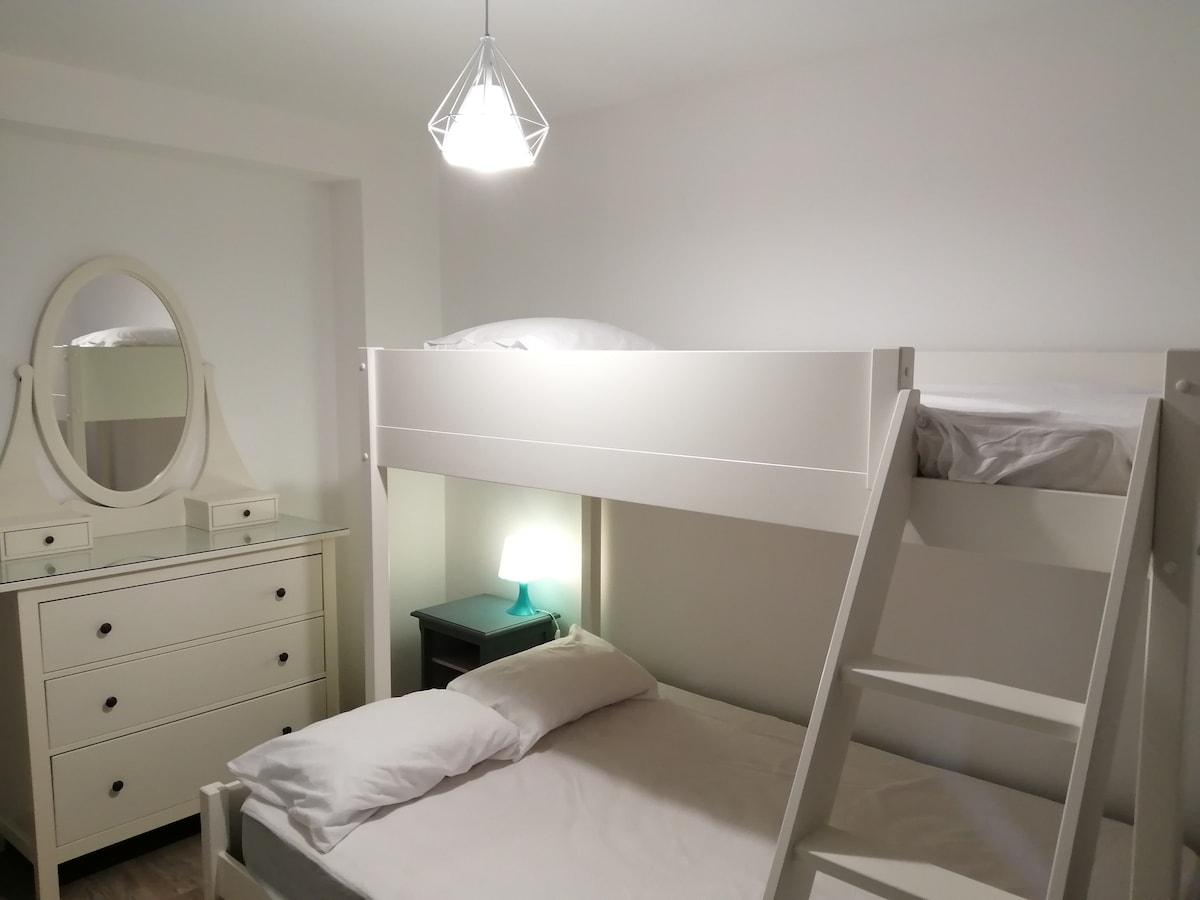 Spálňa 2
Dvojitá mezanínová posteľ v dolnej časti a jednolôžko v hornej časti
zatemňovacích závesov