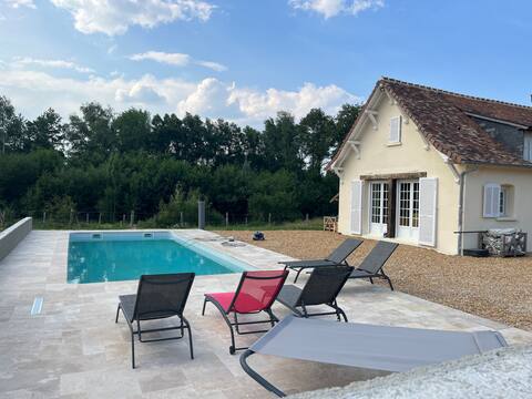 Large farmhouse with pool in the heart of the Forêt