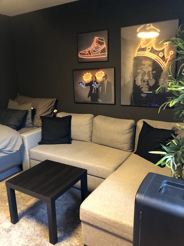 U ovoj se prostoriji nalaze 3 mjesta za spavanje kad je kauč pretvoren u krevet. 