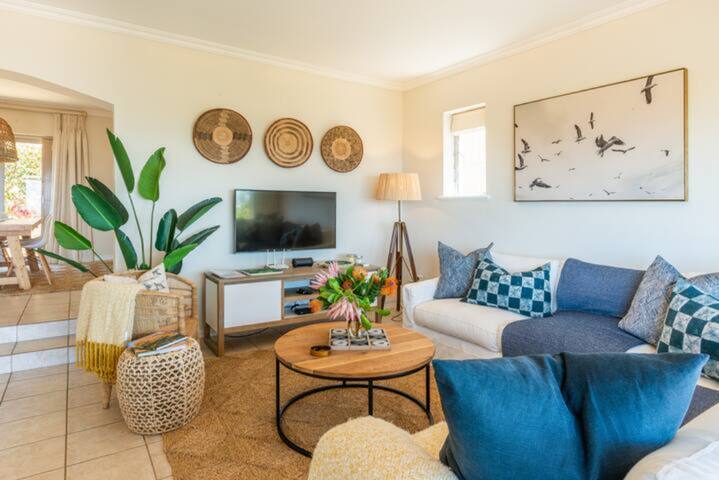 Neptune Cottage – Views of False Bay Coastline gallery image 3