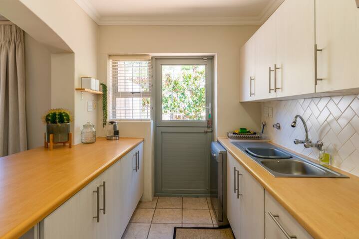 Neptune Cottage – Views of False Bay Coastline gallery image 4