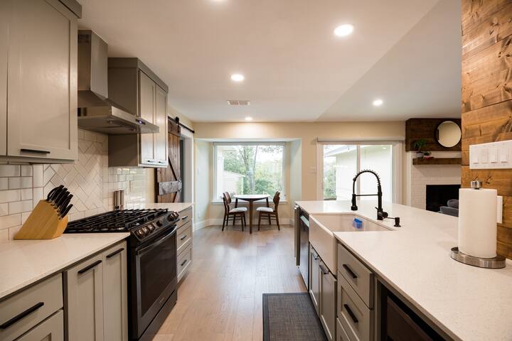 Beautifully remodeled & spacious 4bd/3ba house gallery image 3