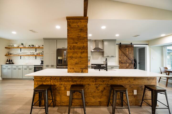 Beautifully remodeled & spacious 4bd/3ba house gallery image 2