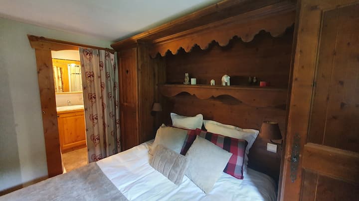 dhoma kryesore e gjumit në katin përdhe