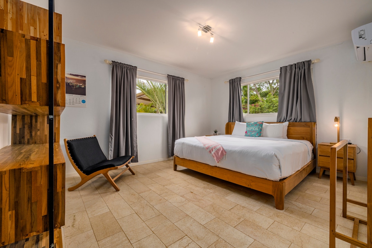 Ova spavaća soba ima veliki bračni krevet, prostran i elegantan. Uključen je klima-uređaj za ugodan san.