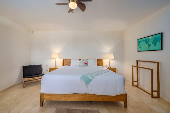 تحتوي غرفة النوم هذه على سرير بمقاس كبير وواسع وأنيق. يأتي مع مروحة سقف ومكيف هواء للنوم بشكل مريح.