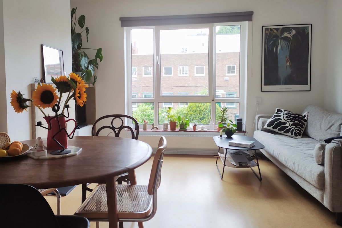 Top performing Airbnb: Bright 2 bedroom flat with balcony in Hackney in Hackney