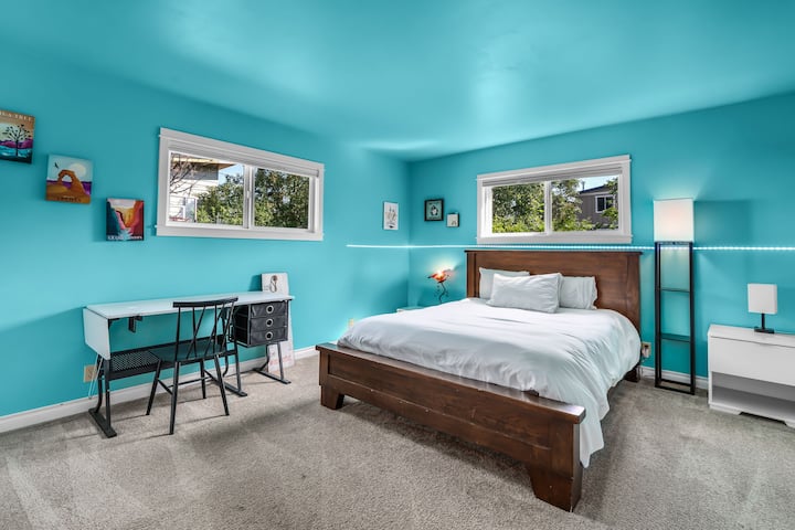 Cama queen en el piso principal. 