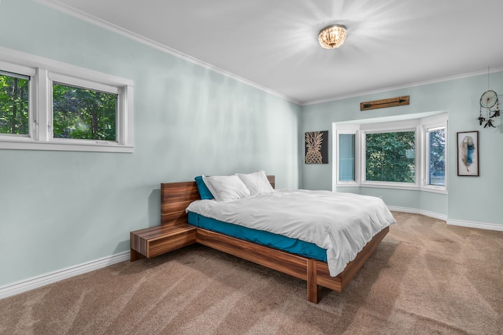 Gran dormitorio principal con colchón king de nueva calidad. Vista al río desde la cama.