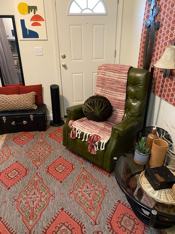 Chic-romantic, Center-city, Hotel-style Apartment. - Albany, NY