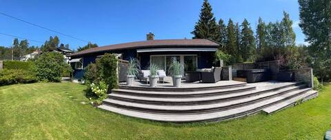 Large villa, 8 min walk to the beach. Jacuzzi, etc.