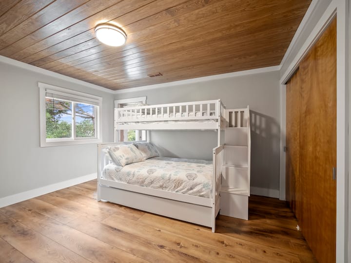 Pyramid Bunkbed w/Trundle