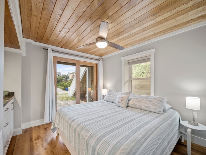 ห้องนอนคิงไซส์ 3 ที่ชั้นล่าง