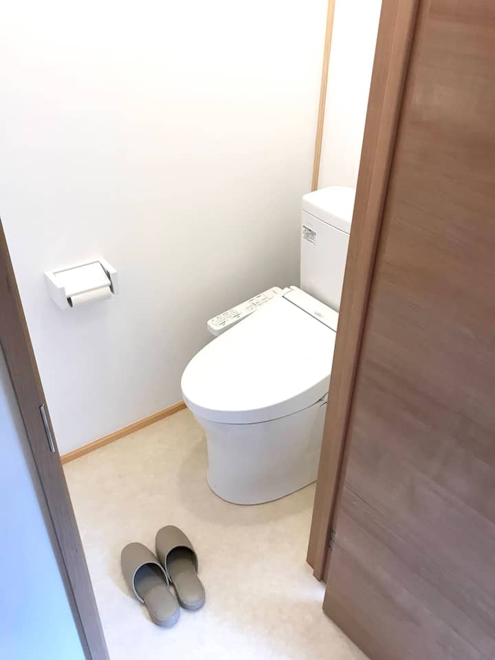 ゲスト専用のトイレです。ウオッシュレット機能付きです。
