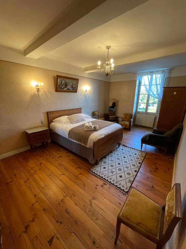 Dhomë gjumi e madhe (përfshihen çarçafë, jastëkë, jastëkë dhe peshqirë)