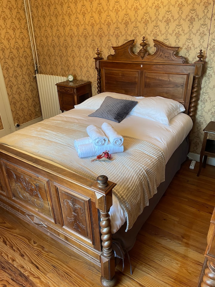 Dhoma e gjumit (përfshihen çarçafët, jastëkët, jastëkët dhe peshqirët)