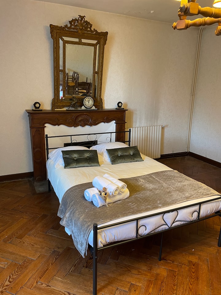 Dhoma e gjumit (përfshihen çarçafët, jastëkët, jastëkët dhe peshqirët)