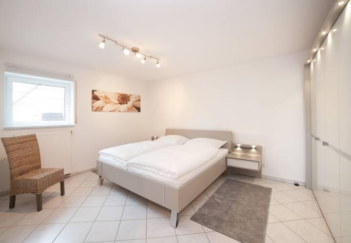 Спалната соба најверојатно е умерена во лето, бидејќи нема директна сончева светлина. 