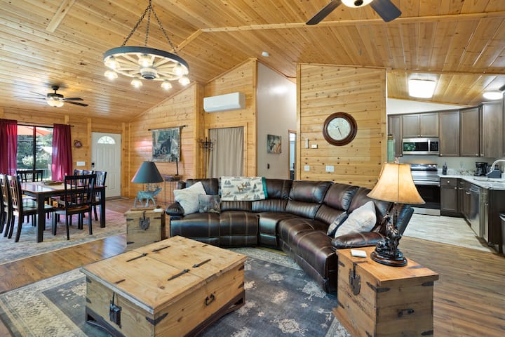 Tolle Aufnahme des großen Zimmers mit dem Esszimmer nach links, der Küche nach rechts und dem Flur, der zu den Schlafzimmern und Badezimmern führt