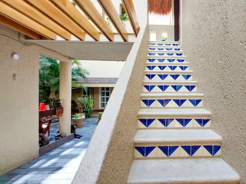 Propiedad de Airbnb exitosa: Tropical 1BR APT Downtown, Next to the Beach & 5AV en Playa Del Carmen