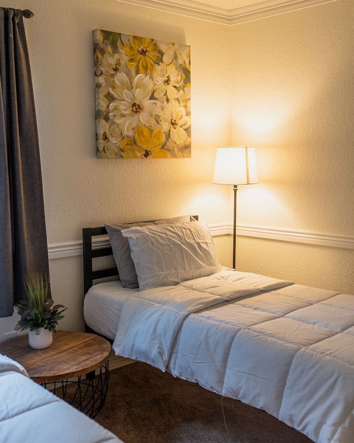 Bedroom #4, The two twin beds.