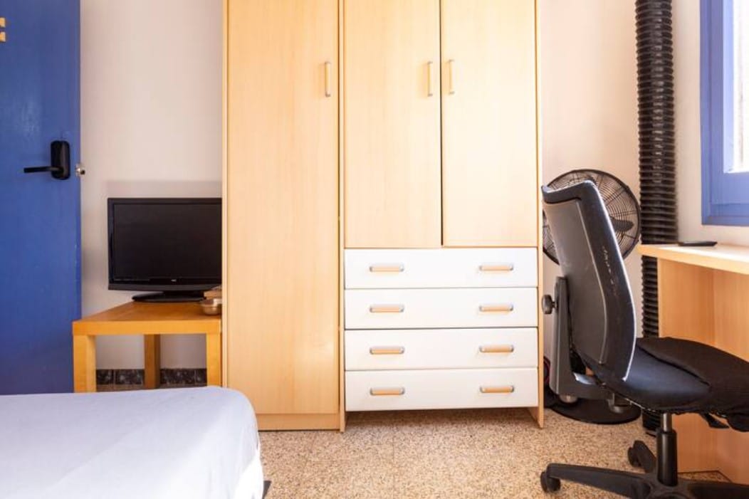 Habitación Premium 

Espaciosa con ventana exterior y persiana. 

Luz natural, espacios limpios y especialmente pensados para teletrabajar con conexión Ethernet y fibra óptica de alta velocidad (1Gbps)

Cerradura en la puerta de tu habitación.