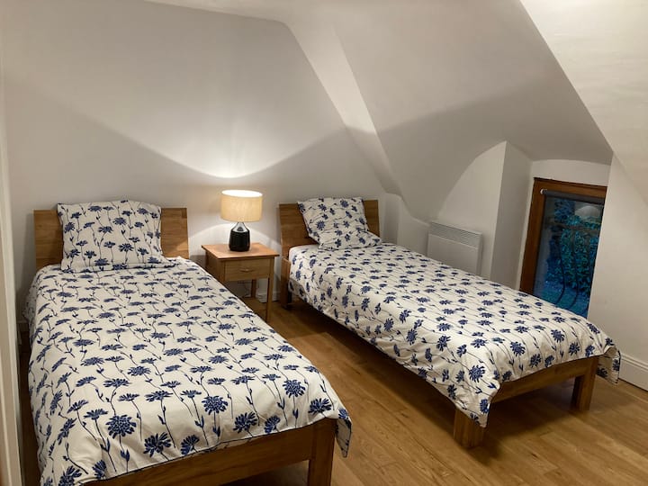 Dyshemeja e dhomës së gjumit: krevate 90x200